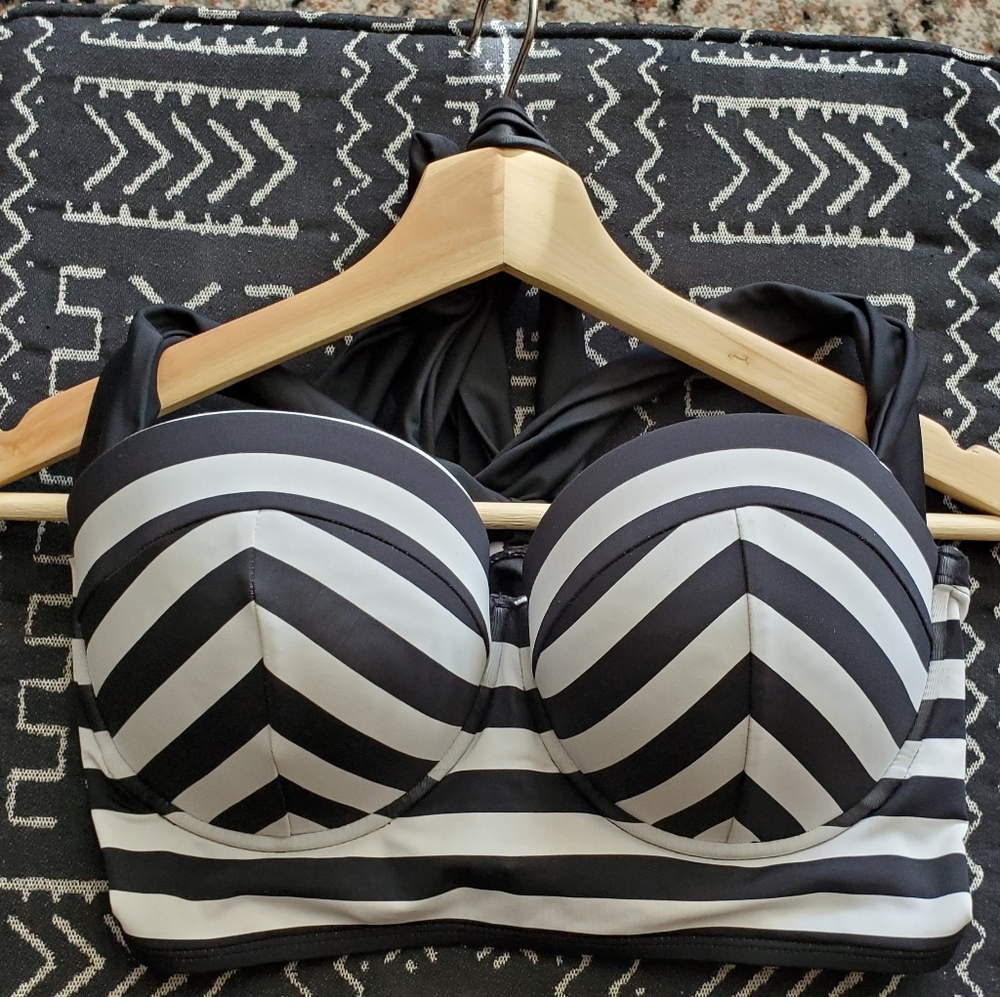 Black and White Pin Up Torrid Swim Top sz L aka 1